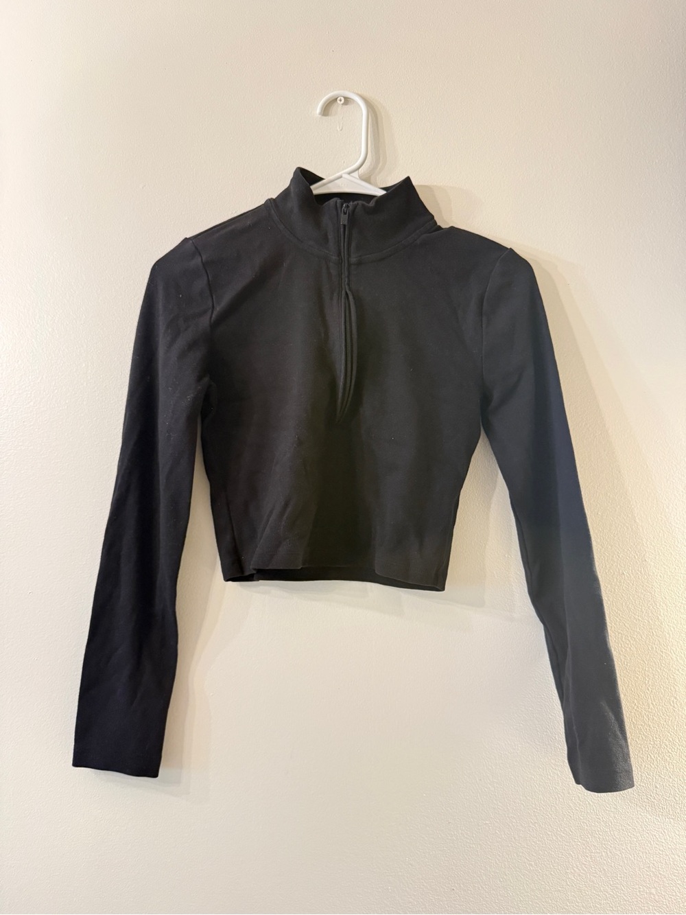 Aritzia Women's Black Cropped Half-Zip Long Sleeve Top